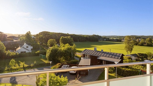 Leiligheten ligger høyt, fritt og solrikt til. Nydelig utsikt over nærområdet og landlige omgivelser.