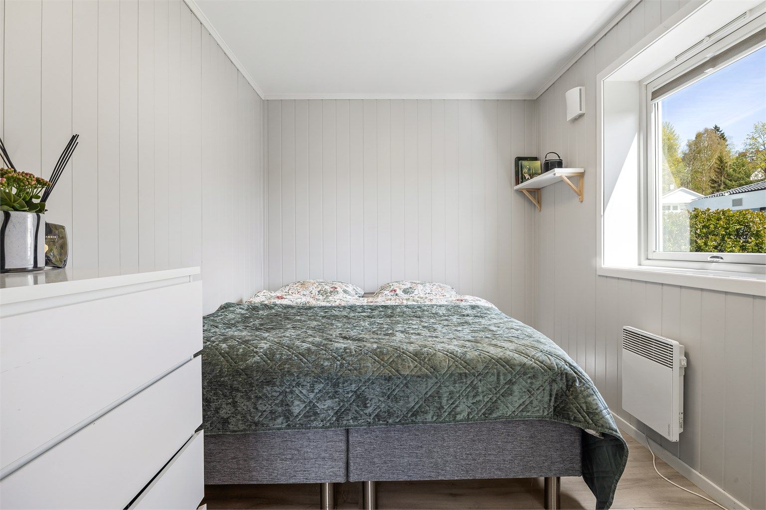 Hovedsoverommet har god plass til dobbeltseng og oppbevaringsmøbler.