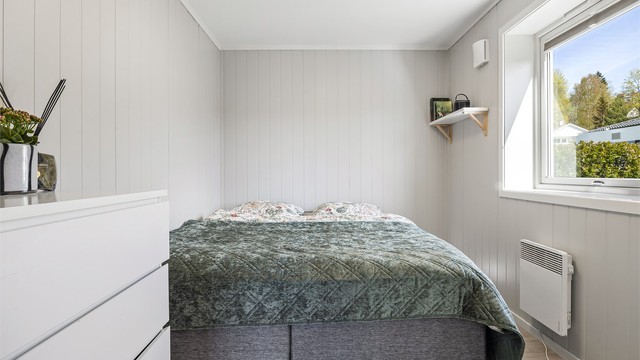 Hovedsoverommet har god plass til dobbeltseng og oppbevaringsmøbler.