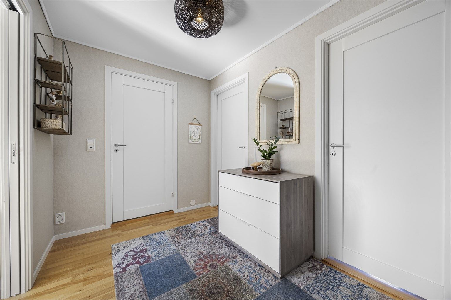 Gangen i andre etasje har parkett på gulvet og malte, profilerte innerdører.