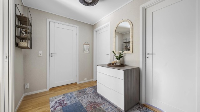 Gangen i andre etasje har parkett på gulvet og malte, profilerte innerdører.