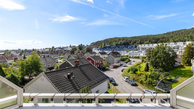 Leiligheten ligger i borettslagets nederste blokk med fritt utsyn over småhusbebyggelse