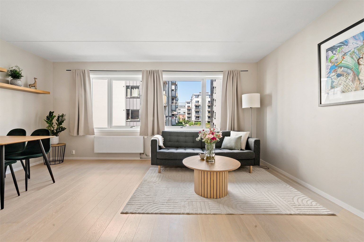 Store vindusflater sørger for rikelig med lysinnslipp og skaper en luftig romfølelse. 