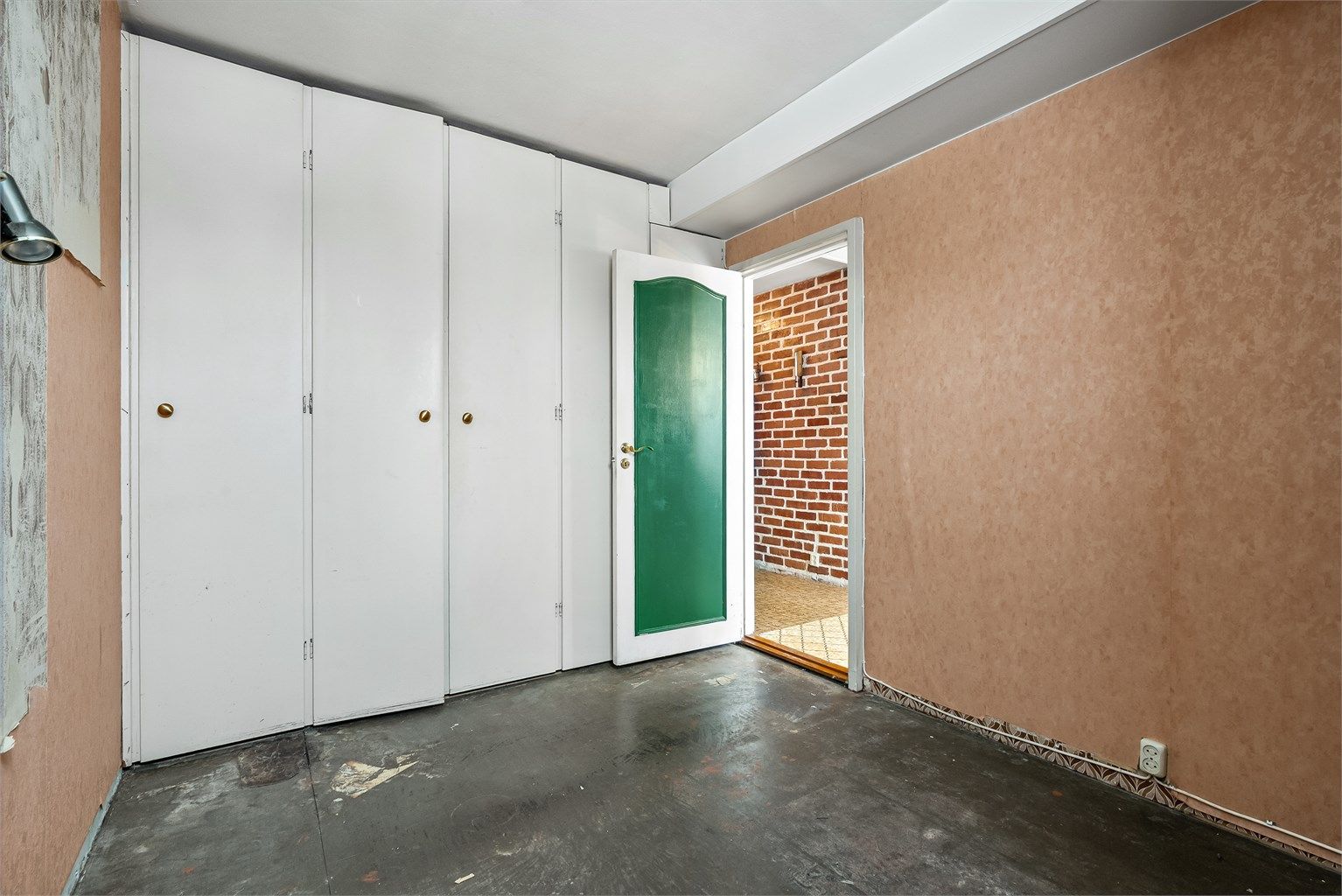 Soverom 2 - plassbygget garderobeløsning