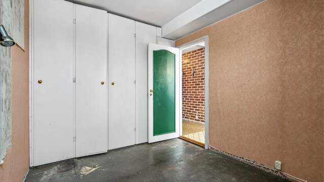 Soverom 2 - plassbygget garderobeløsning