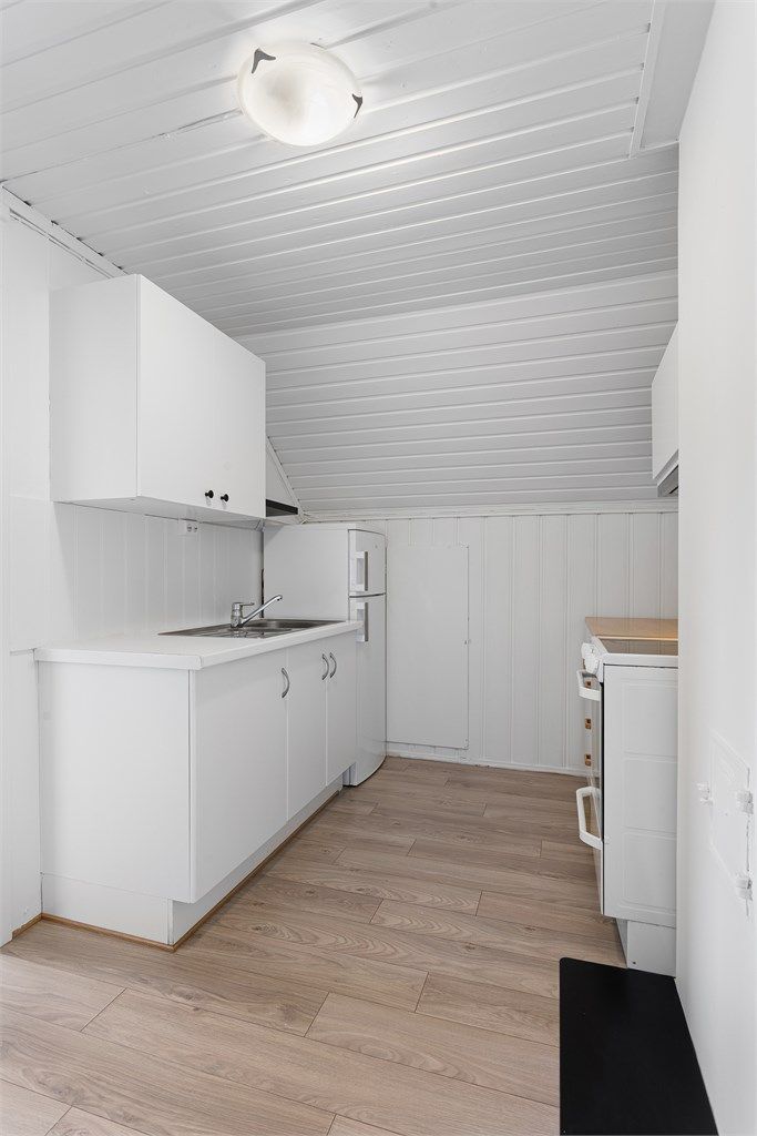 En egen varmtvannsbereder på 120 liter fra 2005 er plassert under kjøkkenbenken.