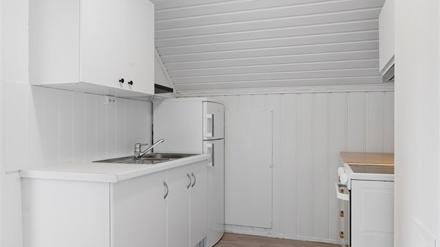 En egen varmtvannsbereder på 120 liter fra 2005 er plassert under kjøkkenbenken.