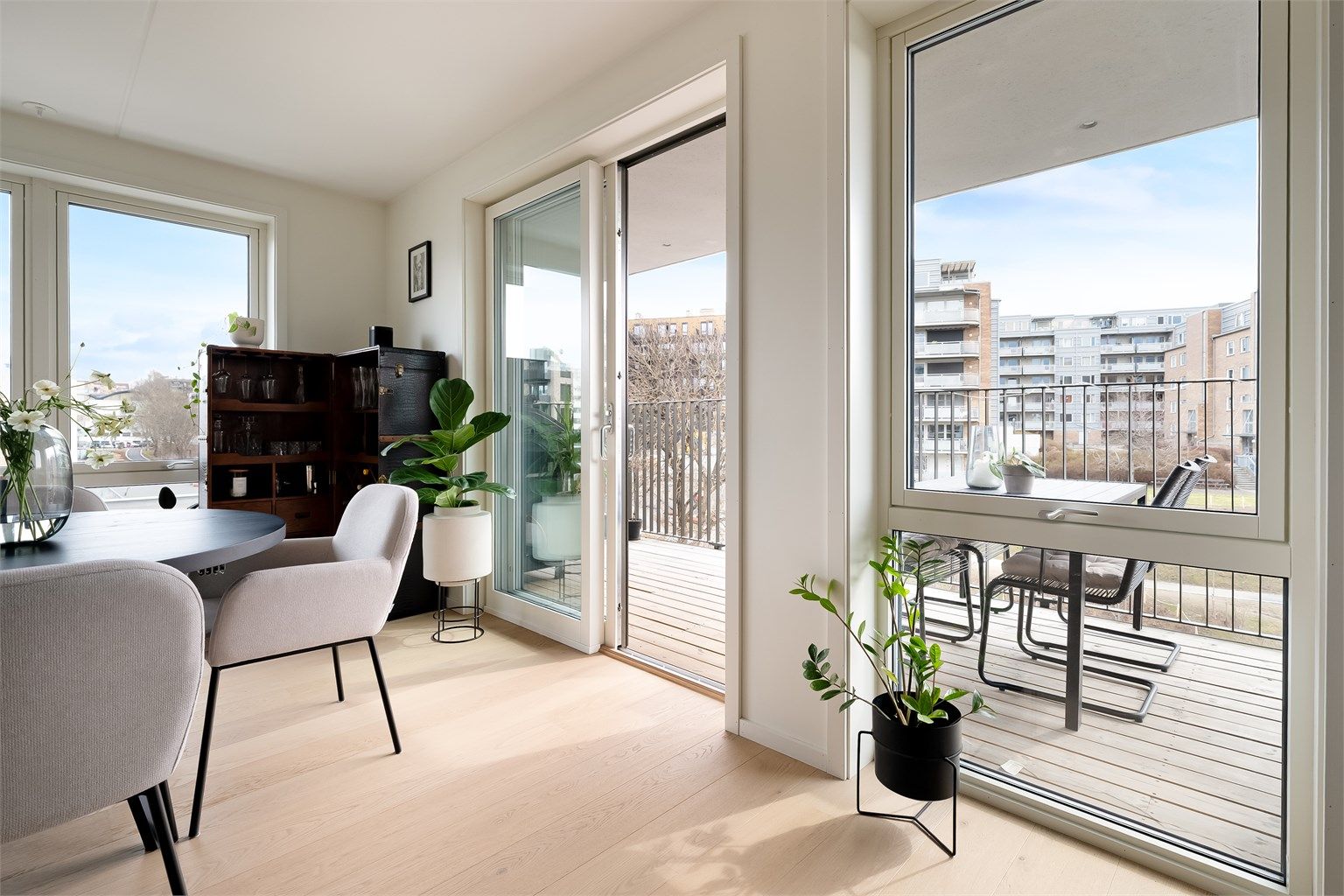 Fra stuen er det utgang til boligens ene balkong. 