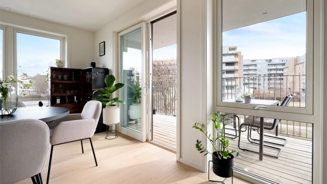 Fra stuen er det utgang til boligens ene balkong.