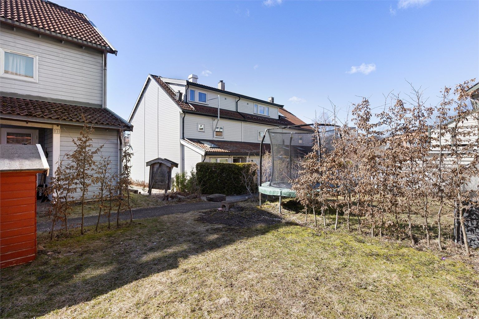 Fin hage med dukkestue for de minste beboerne