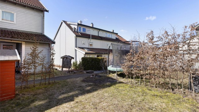 Fin hage med dukkestue for de minste beboerne