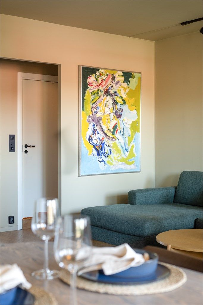 Gjennomgående slette innerdører, sorte detaljer og gulv av korkvinyl fra 2021 gir et helhetlig og moderne uttrykk. 