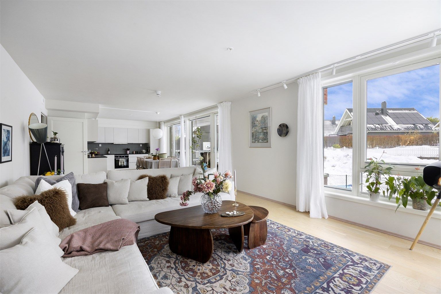 Lys og romslig stue/kjøkken med utgang til vestvendt uteplass