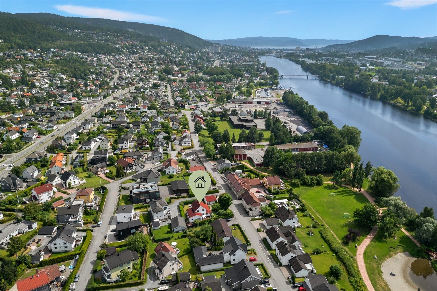 Gode bussforbindelser med holdeplass innen kort gangavstand (lang Rosenkrantzgata), det er hyppige avganger til Drammen sentrum.