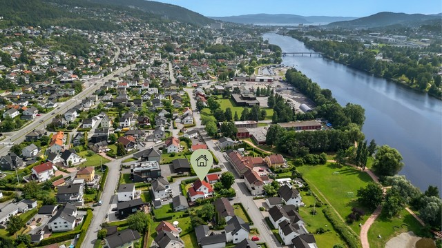 Gode bussforbindelser med holdeplass innen kort gangavstand (lang Rosenkrantzgata), det er hyppige avganger til Drammen sentrum.