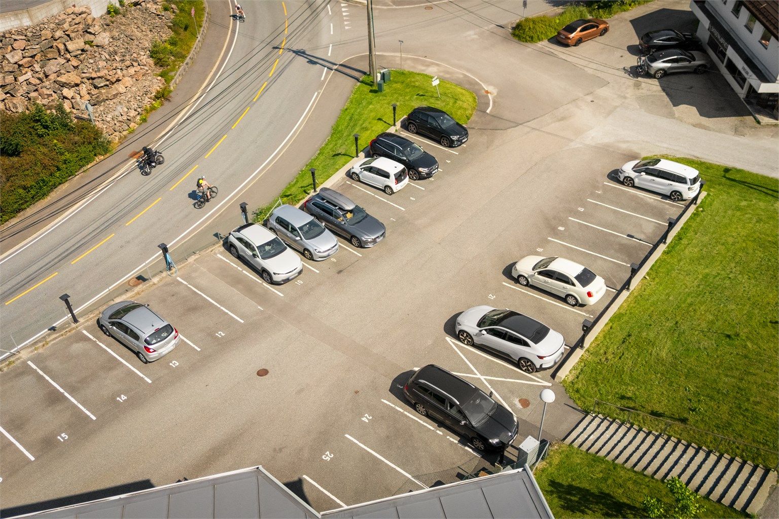 Leiligheten disponerer en fast parkeringsplass med el-bil lader. Gjesteparkering på fellesareal.