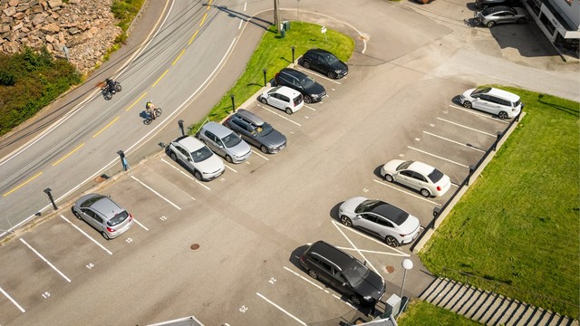 Leiligheten disponerer en fast parkeringsplass med el-bil lader. Gjesteparkering på fellesareal.