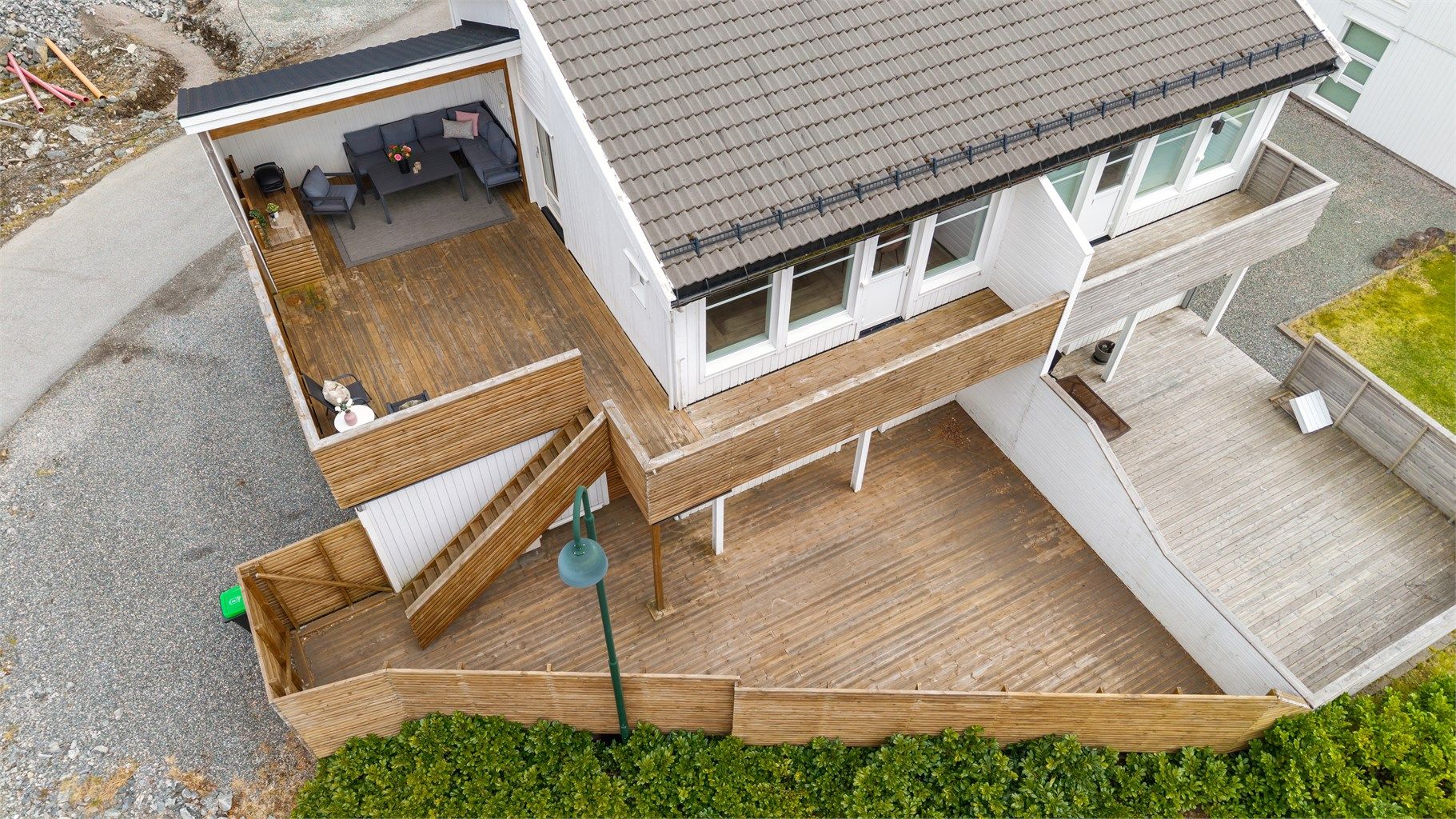 Boligen kan skilte med to store uteplasser på til sammen 96 m², som gir rikelig med plass for uteliv og gode solforhold.