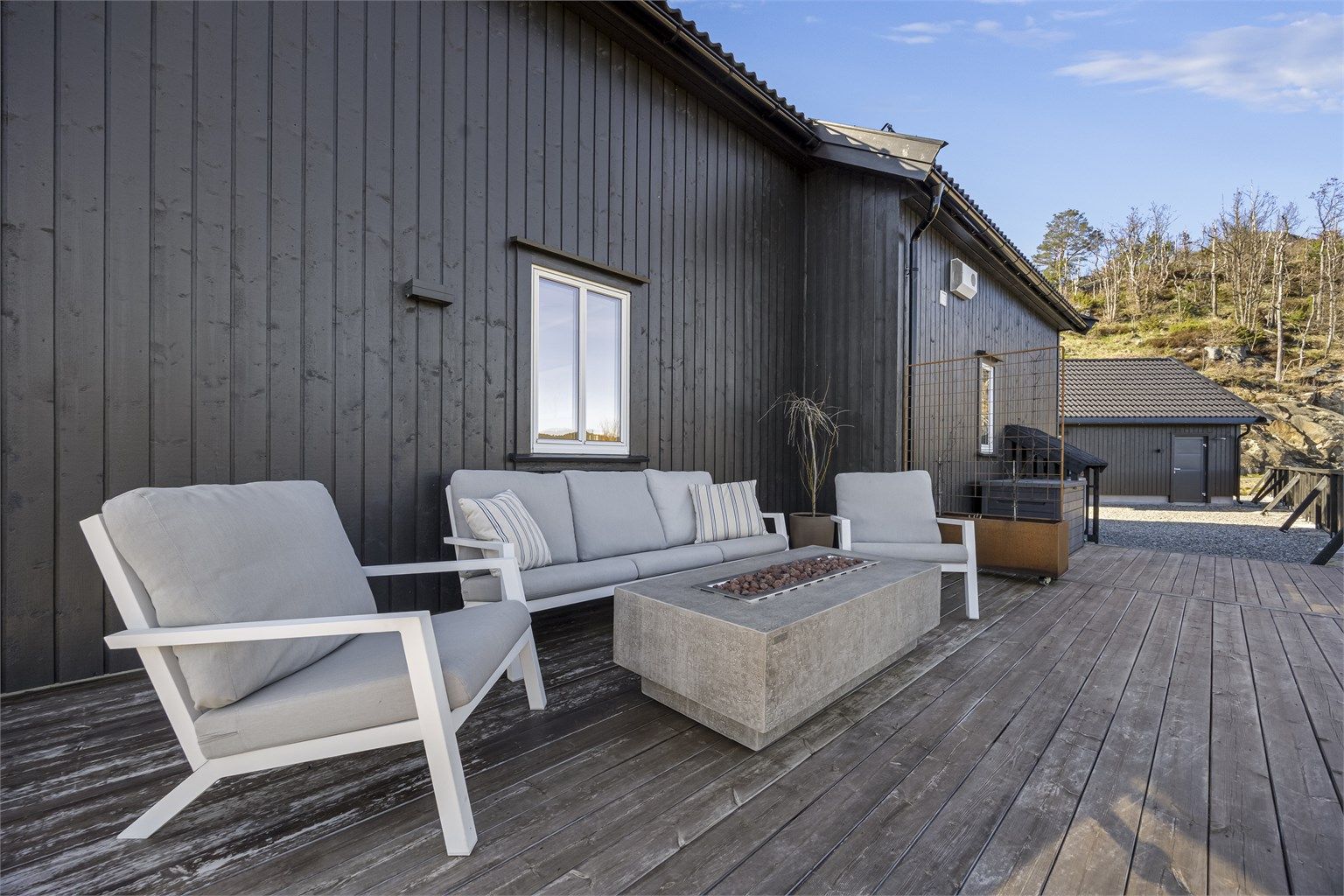 Uteområdet er lettstelt og pent opparbeidet med flere soner.