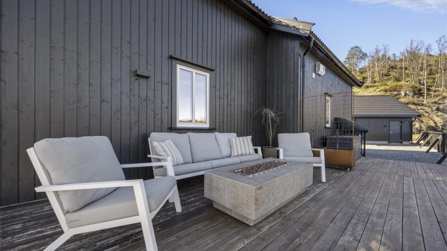 Uteområdet er lettstelt og pent opparbeidet med flere soner.