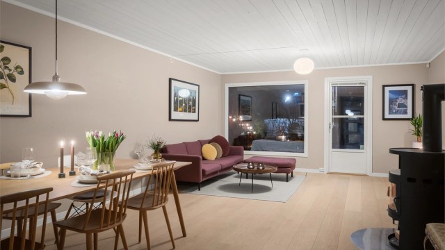 Åpen og romslig hovedetasje som er skreddersydd for både hverdagsliv og sosiale sammenkomster