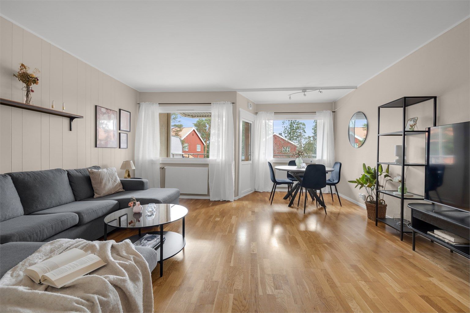 Dette er en lys og innbydende 3-roms leilighet med god planløsning på populære Oppsal.