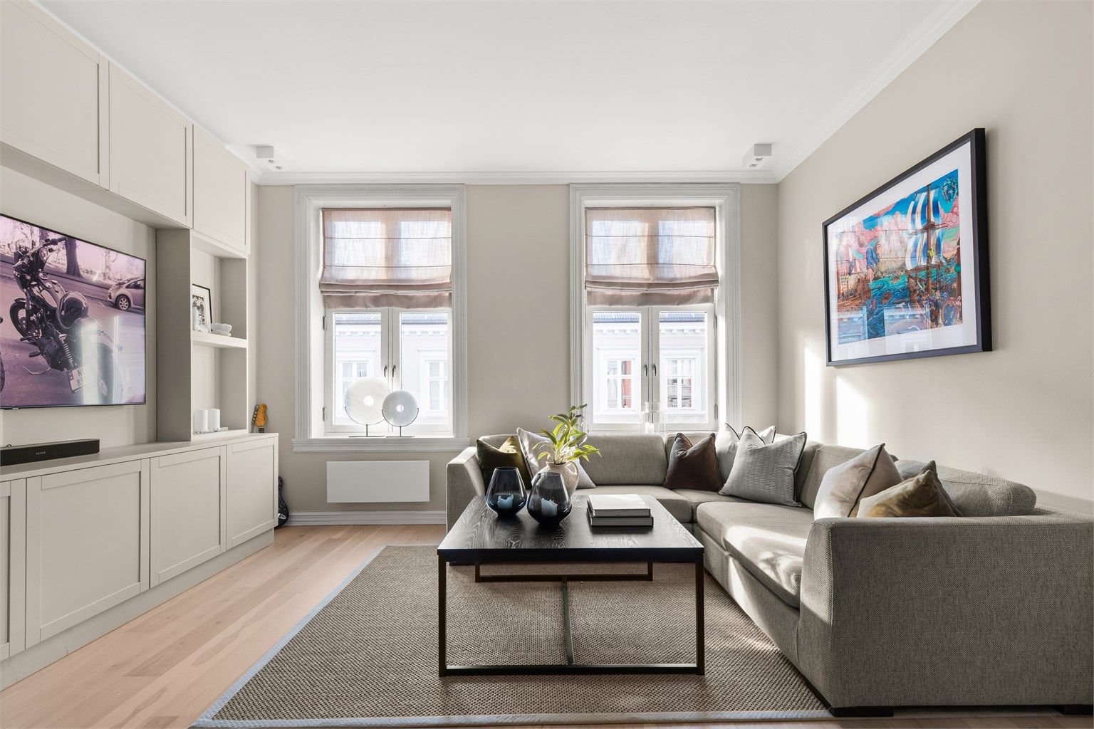 Stuen er romslig med gode muligheter for å innrede med sofagruppe, tilhørende salongbord og tv-seksjon. 