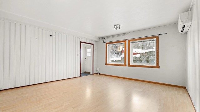 Stue i leilighet i u.etg. NB! Leilighet er ikke byggemeldt og godkjent og er da ikke godkjent til sitt bruk og varig opphold, dog er lokalet godkjent til kontorlokaler.