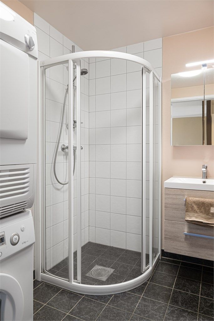 Det er opplegg til vaskemaskin og tørketrommel på badet