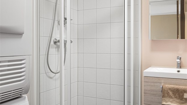 Det er opplegg til vaskemaskin og tørketrommel på badet