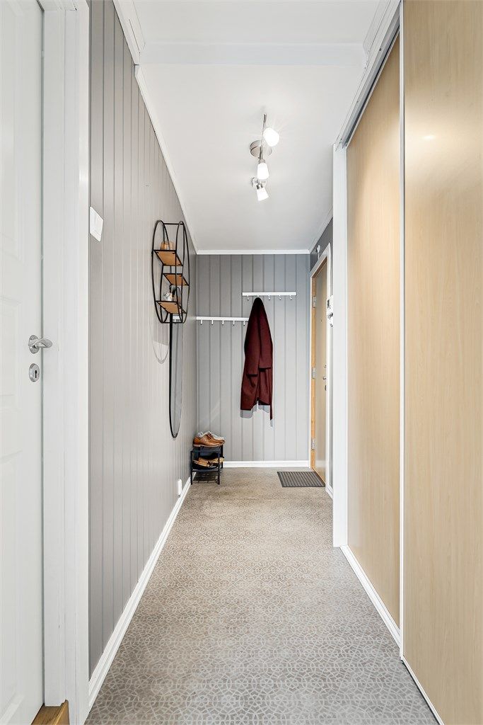 Skyvedørsgarderobe i entréen med plass til å henge fra seg.