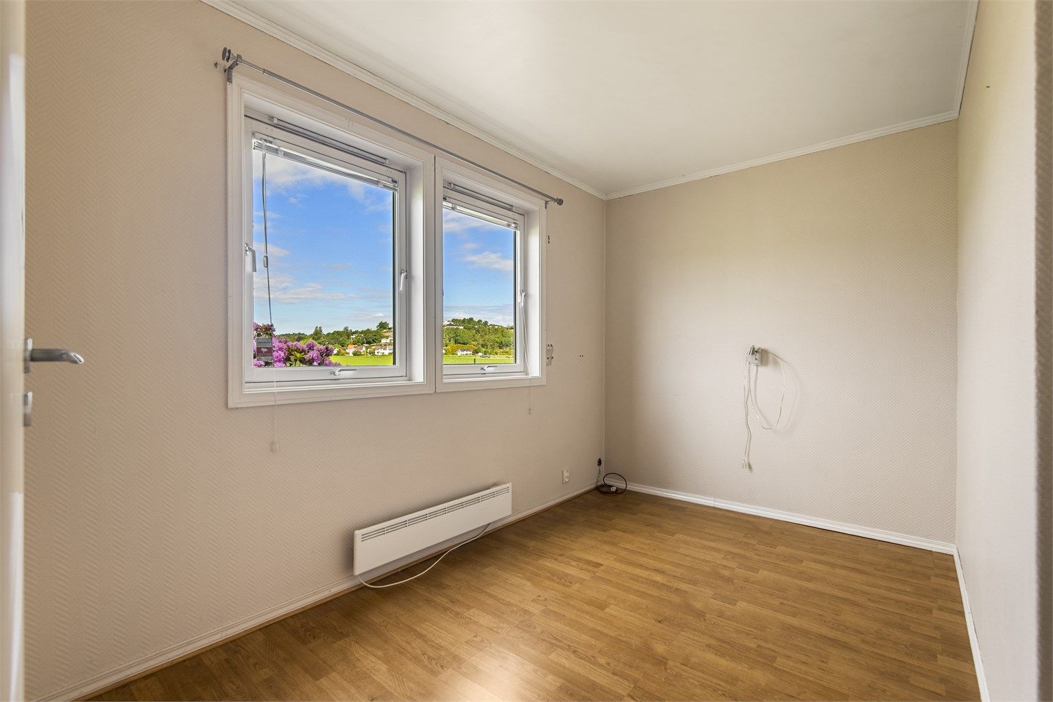 Soverommet har plass til dobbeltseng og vender ut mot rolige omgivelser.