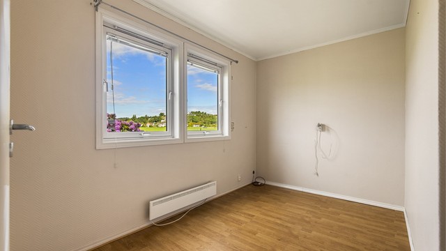 Soverommet har plass til dobbeltseng og vender ut mot rolige omgivelser.