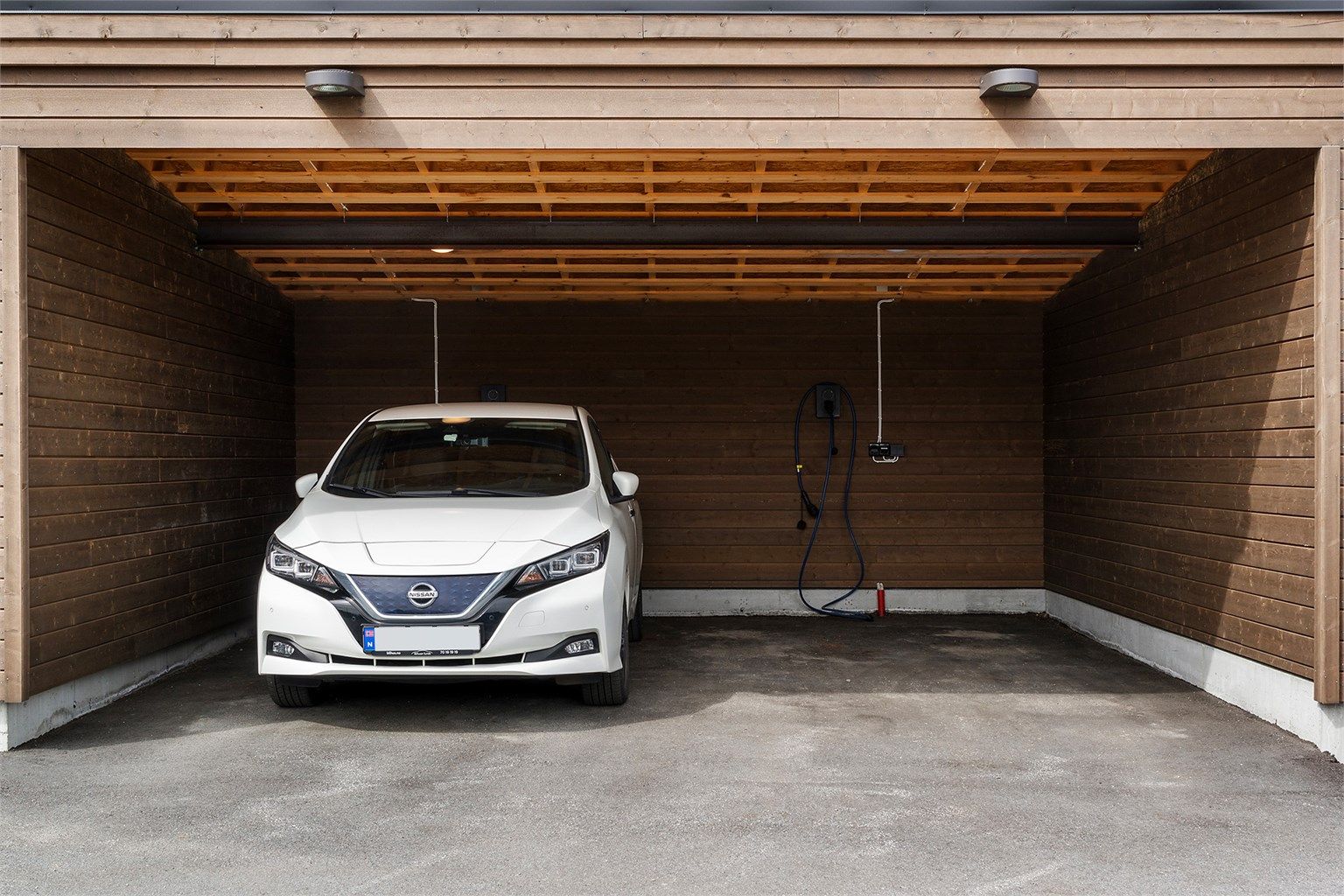 Det medfølger og en fastplass i carport, som er den nærmeste til boligens inngangsparti. Legg merke til at elbil-lader er installert