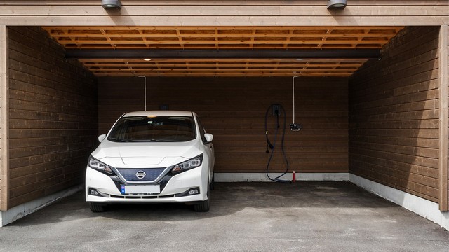 Det medfølger og en fastplass i carport, som er den nærmeste til boligens inngangsparti. Legg merke til at elbil-lader er installert