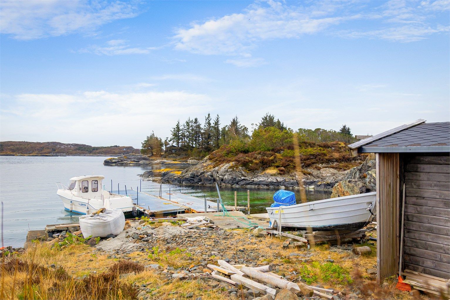 Sjøtomten har eget gnr/bnr og her er det satt opp en redskapsbod