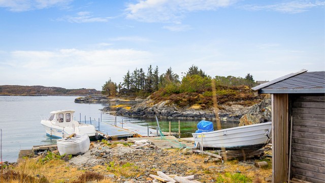 Sjøtomten har eget gnr/bnr og her er det satt opp en redskapsbod