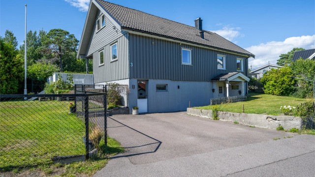 Eiendommen ligger i en rolig blindvei med asfaltert gårdsplass.