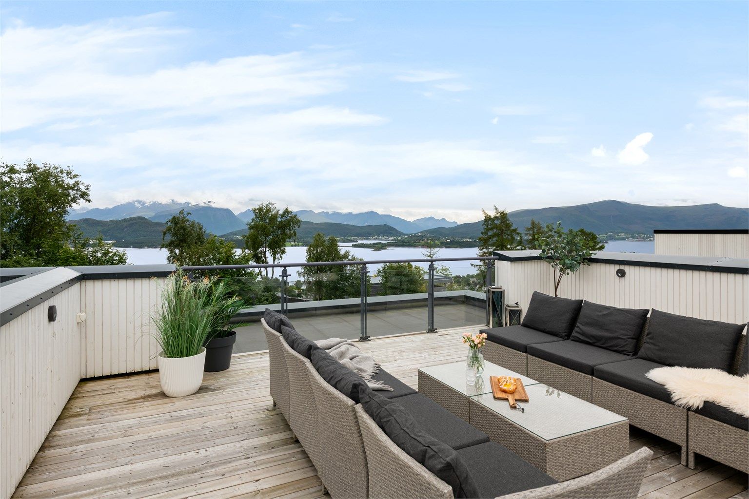 Fra takterrassen er det en vidstrakt utsikt over fjorden og fjellene.