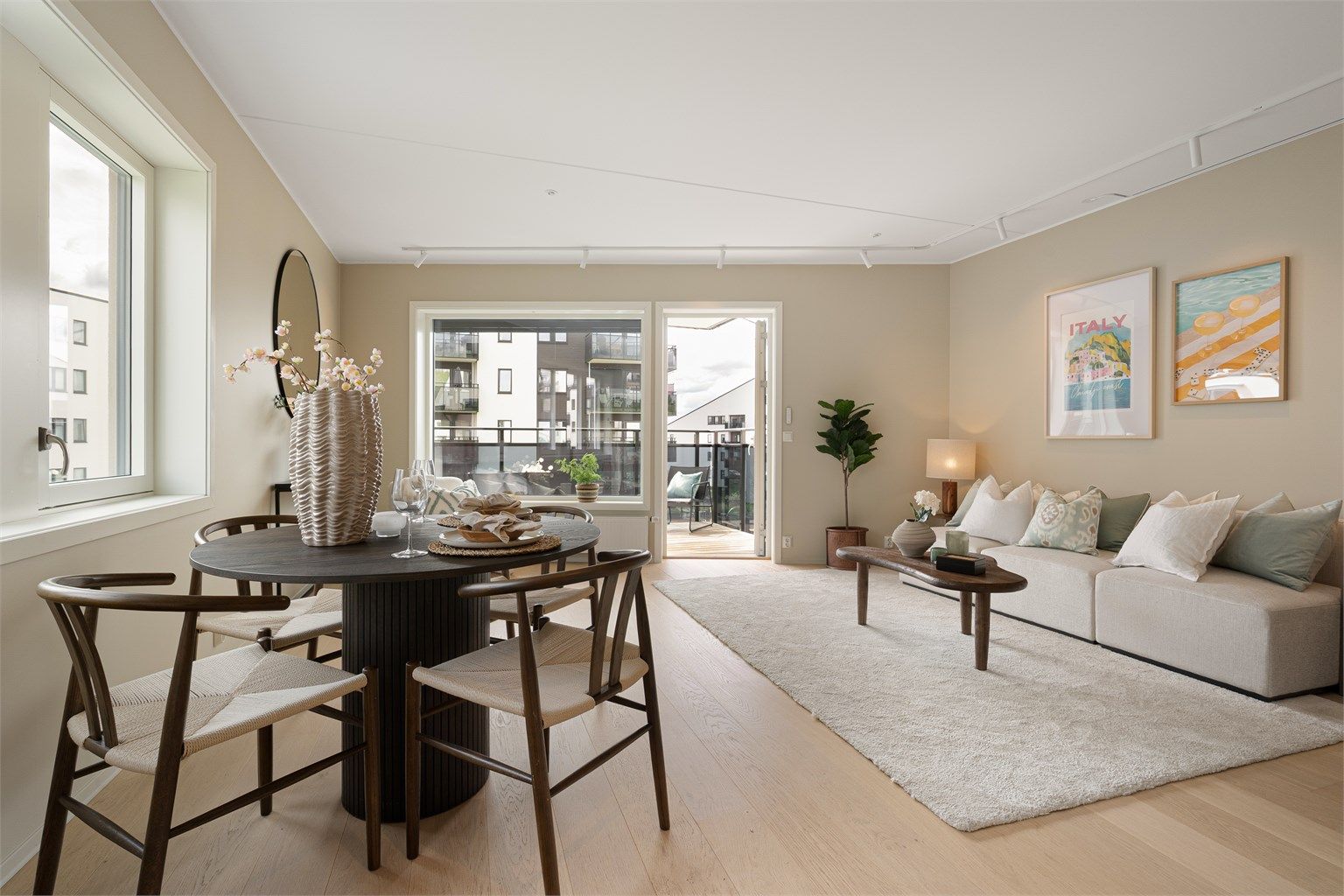 Stor åpen hjørnestue med flotte sol- og lysforhold. Foto: Mats Holst