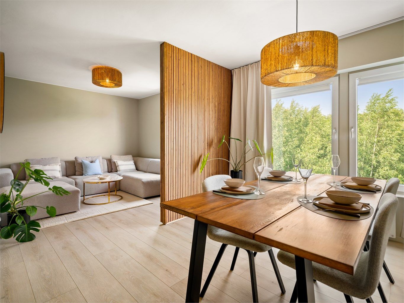 En nylig oppført delevegg kledd med tidsaktuelle spiler deler stuen i to soner.