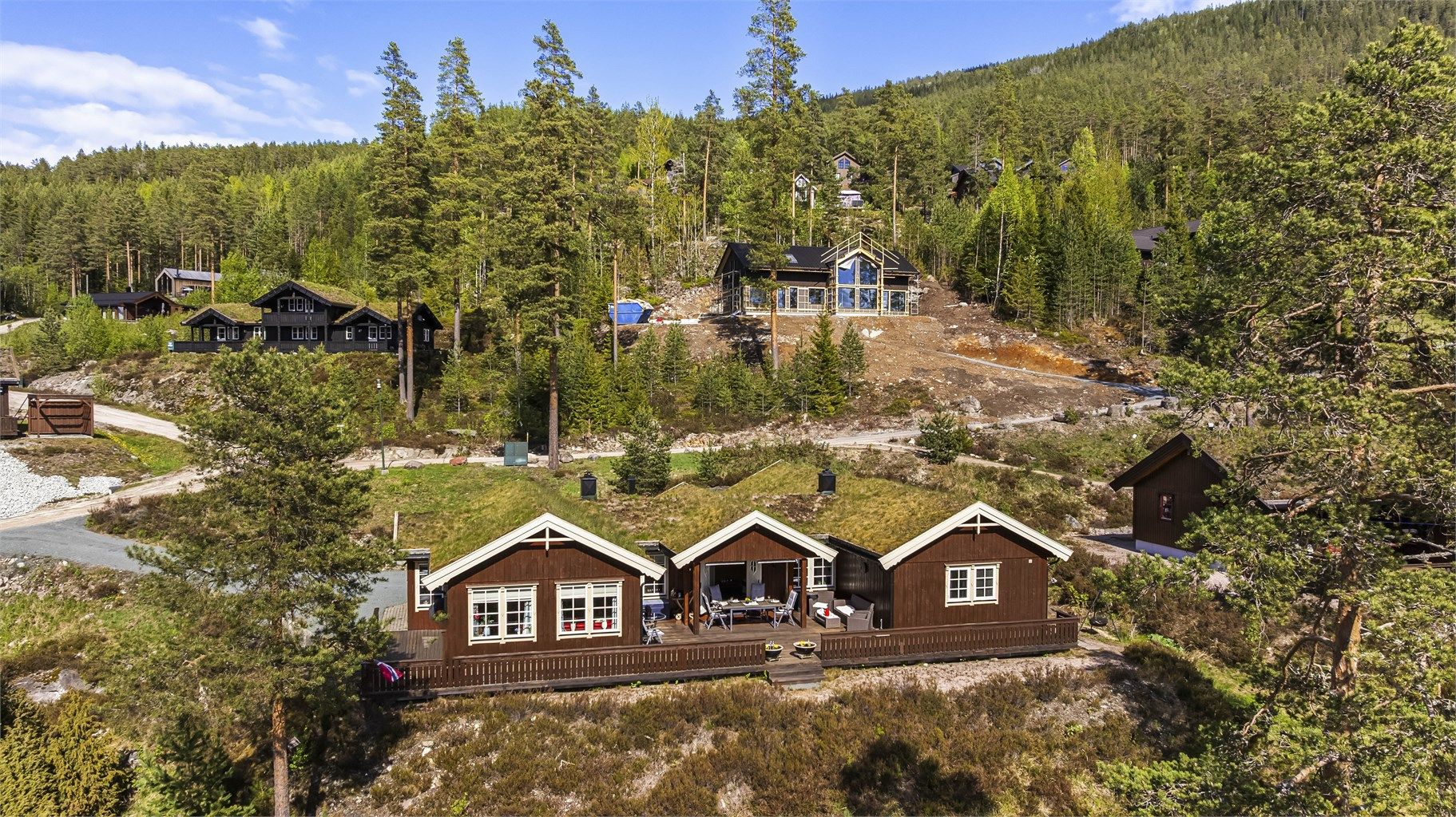 Hytten ligger høyt og fritt med friområder i fremkant. 
Fotograf: Fotograf Magik