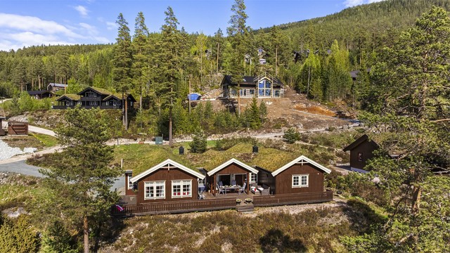 Hytten ligger høyt og fritt med friområder i fremkant.
Fotograf: Fotograf Magik