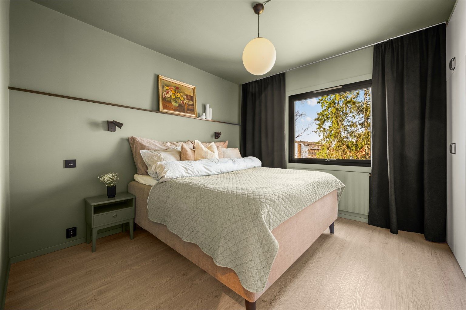 Romslig hovedsoverom med god plass til dobbeltseng og nattbord. Legg merke til de lekre fargekombinasjonene!