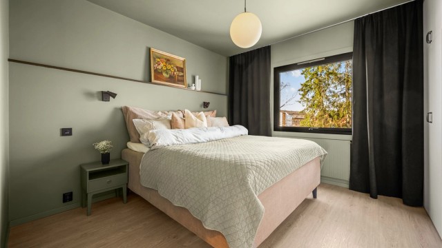 Romslig hovedsoverom med god plass til dobbeltseng og nattbord. Legg merke til de lekre fargekombinasjonene!