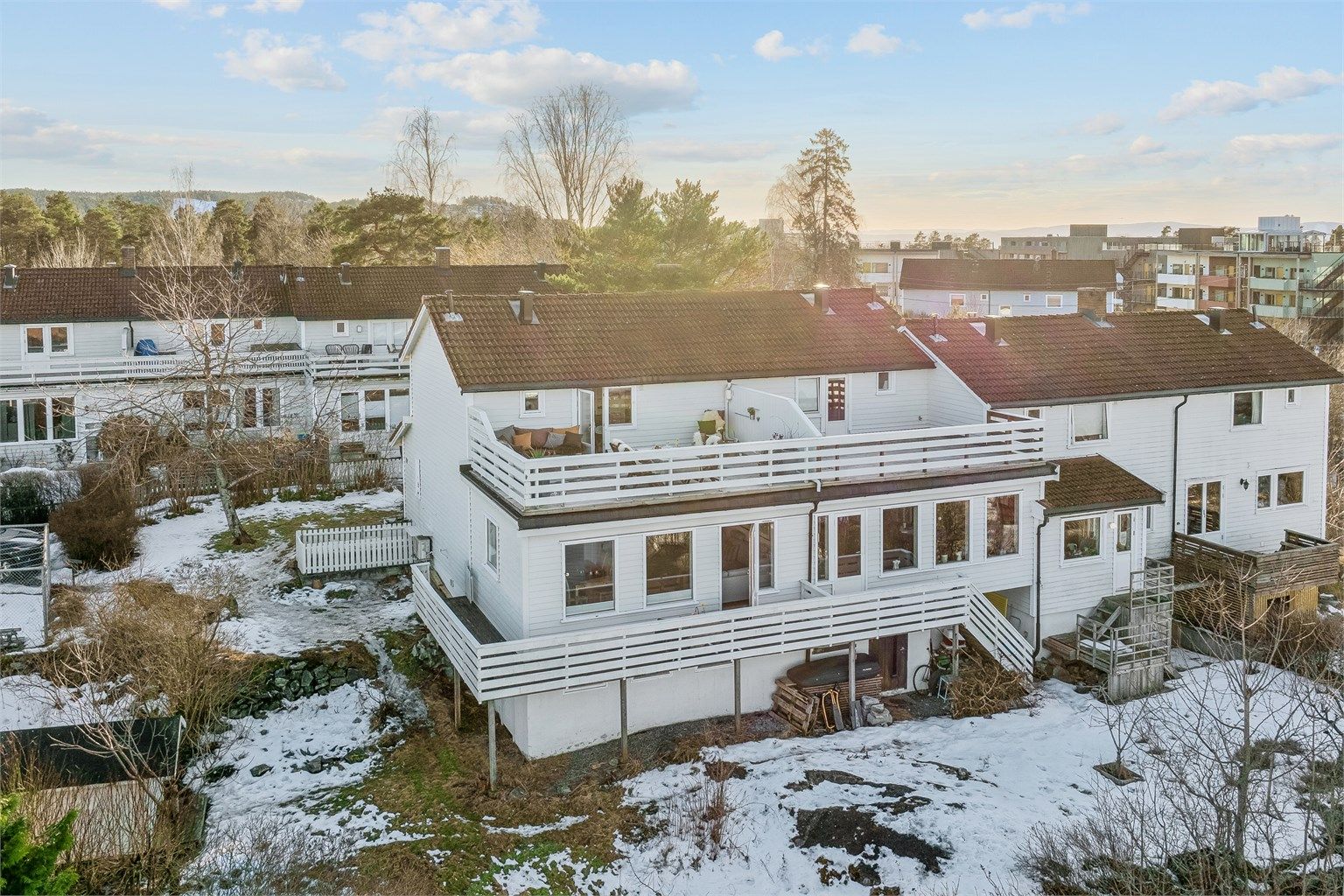 Sjelden mulighet -"På taket av Tangenåsen"! Påbygd enderekkehus med fantastisk fjordutsikt, stor hage og 30 kvm takterrasse. Foto: Per O. Skjellnan v/Efkt