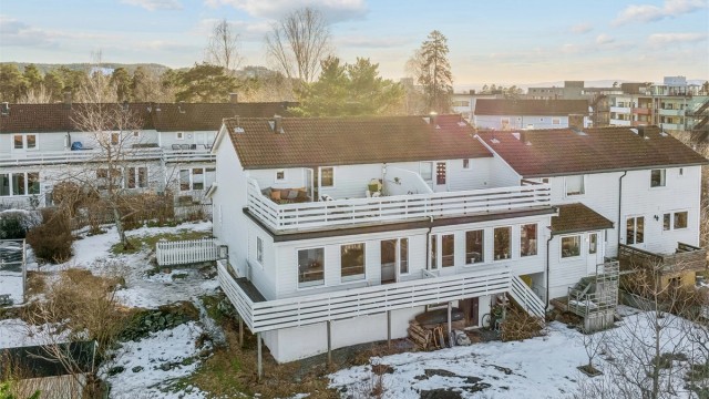 Sjelden mulighet -"På taket av Tangenåsen"! Påbygd enderekkehus med fantastisk fjordutsikt, stor hage og 30 kvm takterrasse. Foto: Per O. Skjellnan v/Efkt