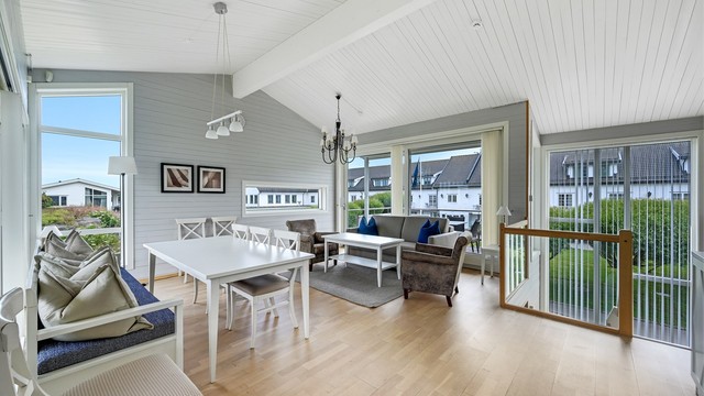 Leiligheten har store vinduer, noe som gjør at her er det mye lys, luft og ikke minst sjøutsikt til øst.