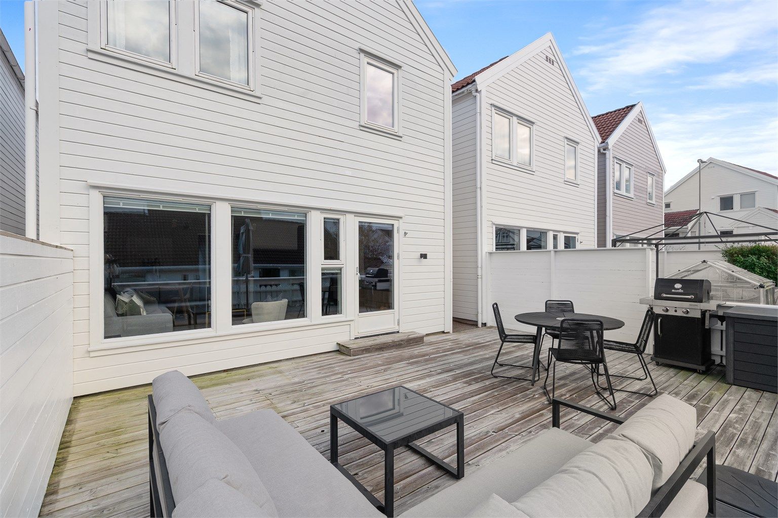 Terrasse med gode møbleringsmuligheter.