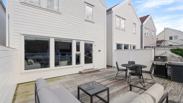 Terrasse med gode møbleringsmuligheter.